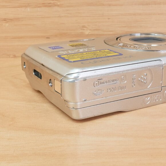 Sony Cyber-shot DSC-W210 / 12.1MP Digital Camera / Compact & Ready to Use - Picture 7 of 10